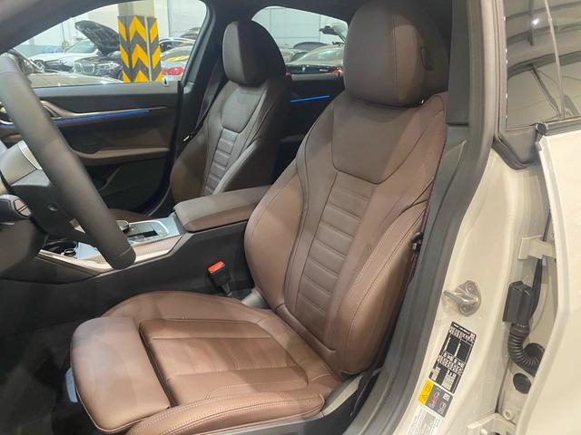 BMW i4 eDrive40 color Blanco. Año 2025. 250KW(340CV). Eléctrico. En concesionario Automotor Costa, S.L.U. de Almería