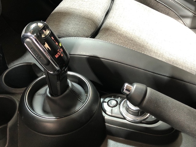 fotoG 16 del MINI MINI 5 Puertas Cooper 100 kW (136 CV) 136cv Gasolina del 2024 en Madrid