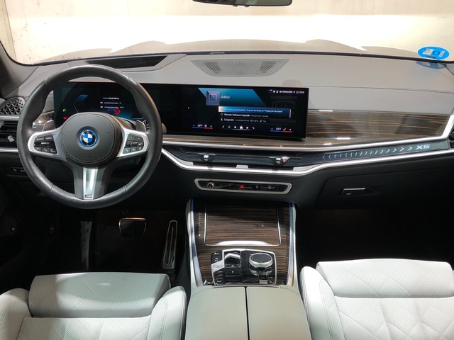 BMW X5 xDrive50e color Azul. Año 2024. 360KW(489CV). Híbrido Electro/Gasolina. En concesionario Movilnorte Las Rozas de Madrid