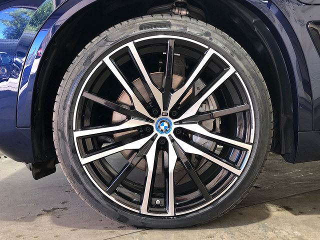 BMW X5 xDrive50e color Azul. Año 2024. 360KW(489CV). Híbrido Electro/Gasolina. En concesionario Movilnorte Las Rozas de Madrid