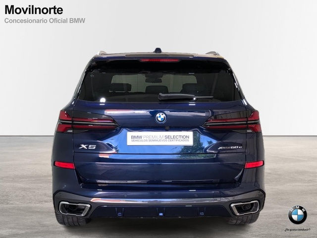 BMW X5 xDrive50e color Azul. Año 2024. 360KW(489CV). Híbrido Electro/Gasolina. En concesionario Movilnorte El Carralero de Madrid