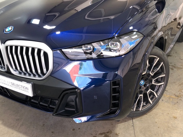 BMW X5 xDrive50e color Azul. Año 2024. 360KW(489CV). Híbrido Electro/Gasolina. En concesionario Movilnorte El Carralero de Madrid