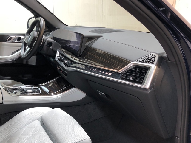 BMW X5 xDrive50e color Azul. Año 2024. 360KW(489CV). Híbrido Electro/Gasolina. En concesionario Movilnorte El Carralero de Madrid