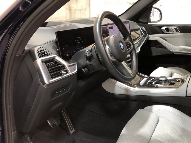 BMW X5 xDrive50e color Azul. Año 2024. 360KW(489CV). Híbrido Electro/Gasolina. En concesionario Movilnorte El Carralero de Madrid