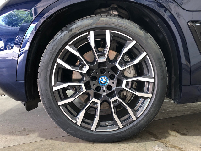 BMW X5 xDrive50e color Azul. Año 2024. 360KW(489CV). Híbrido Electro/Gasolina. En concesionario Movilnorte El Carralero de Madrid