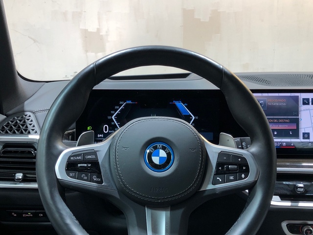 BMW X5 xDrive50e color Azul. Año 2024. 360KW(489CV). Híbrido Electro/Gasolina. En concesionario Movilnorte El Carralero de Madrid