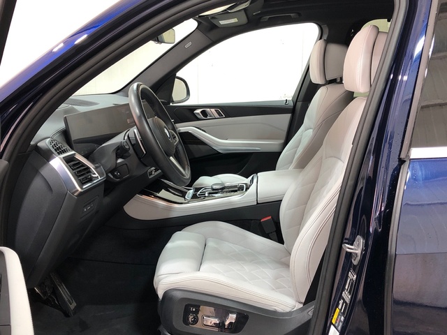 BMW X5 xDrive50e color Azul. Año 2024. 360KW(489CV). Híbrido Electro/Gasolina. En concesionario Movilnorte El Carralero de Madrid