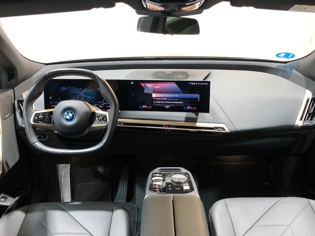BMW iX xDrive40 color Gris. Año 2023. 240KW(326CV). Eléctrico. En concesionario Movilnorte El Carralero de Madrid