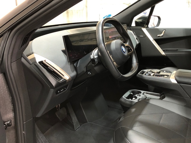 BMW iX xDrive40 color Gris. Año 2023. 240KW(326CV). Eléctrico. En concesionario Movilnorte El Carralero de Madrid