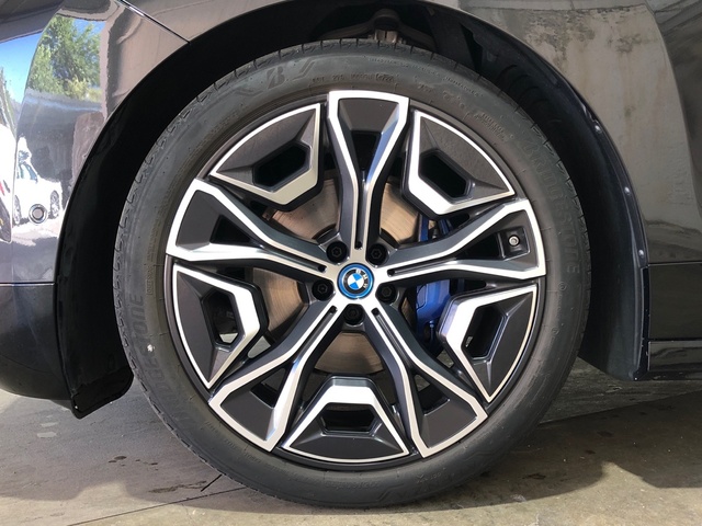 BMW iX xDrive40 color Gris. Año 2023. 240KW(326CV). Eléctrico. En concesionario Movilnorte El Carralero de Madrid