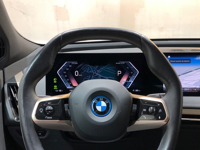 BMW iX xDrive40 color Gris. Año 2023. 240KW(326CV). Eléctrico. En concesionario Movilnorte El Carralero de Madrid