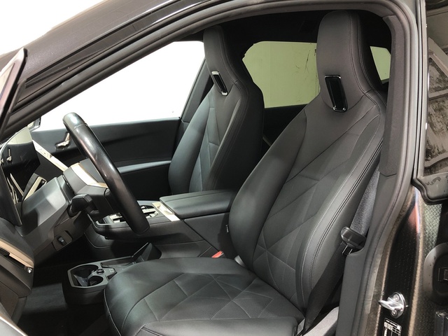 BMW iX xDrive40 color Gris. Año 2023. 240KW(326CV). Eléctrico. En concesionario Movilnorte El Carralero de Madrid