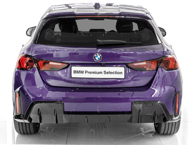 BMW Serie 1 118d color Rojo. Año 2025. 110KW(150CV). Diésel. En concesionario Caetano Cuzco, Salvatierra de Madrid