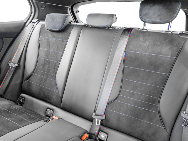 BMW Serie 1 118d color Rojo. Año 2025. 110KW(150CV). Diésel. En concesionario Caetano Cuzco, Salvatierra de Madrid