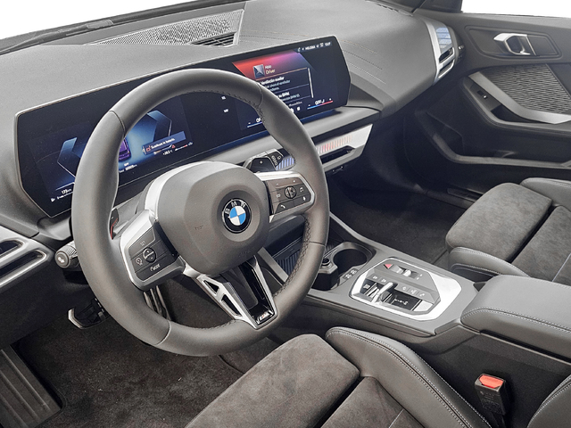 BMW Serie 1 118d color Rojo. Año 2025. 110KW(150CV). Diésel. En concesionario Caetano Cuzco, Salvatierra de Madrid