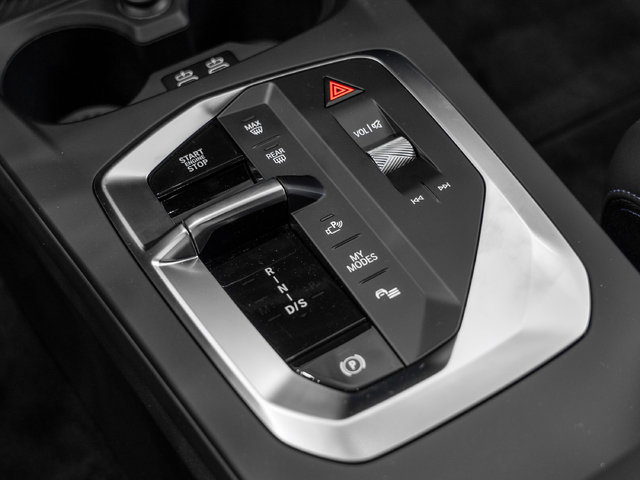 BMW Serie 1 118d color Rojo. Año 2025. 110KW(150CV). Diésel. En concesionario Caetano Cuzco, Salvatierra de Madrid