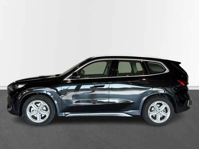 BMW iX1 eDrive20 color Negro. Año 2025. 150KW(204CV). Eléctrico. En concesionario BMW Marcos Automoción de Valencia