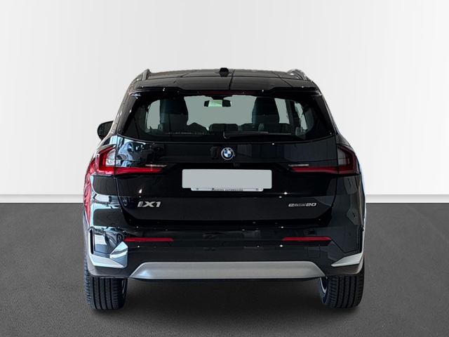 BMW iX1 eDrive20 color Negro. Año 2025. 150KW(204CV). Eléctrico. En concesionario BMW Marcos Automoción de Valencia