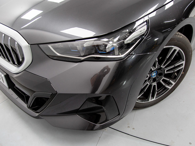 BMW Serie 5 530e color Gris. Año 2025. 220KW(299CV). Híbrido Electro/Gasolina. En concesionario Movil Begar Petrer de Alicante