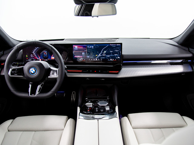 BMW Serie 5 530e color Gris. Año 2025. 220KW(299CV). Híbrido Electro/Gasolina. En concesionario Movil Begar Petrer de Alicante