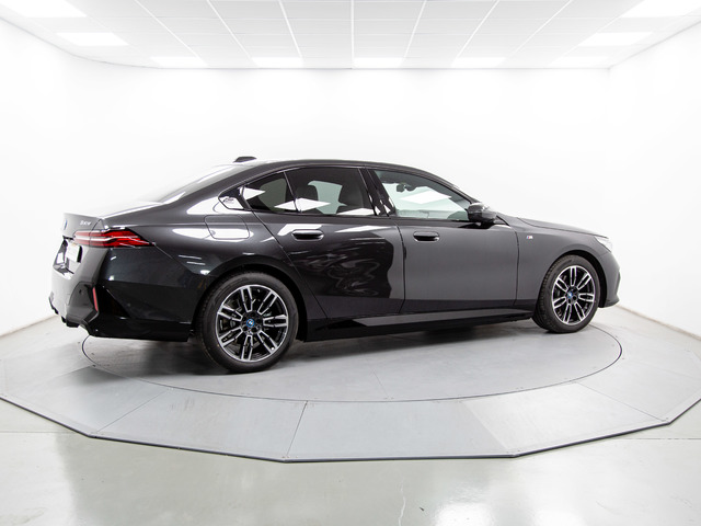 BMW Serie 5 530e color Gris. Año 2025. 220KW(299CV). Híbrido Electro/Gasolina. En concesionario Movil Begar Petrer de Alicante