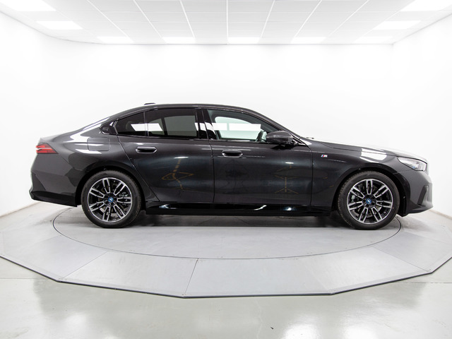 BMW Serie 5 530e color Gris. Año 2025. 220KW(299CV). Híbrido Electro/Gasolina. En concesionario Movil Begar Petrer de Alicante