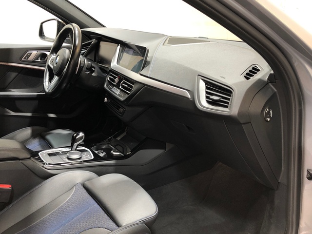BMW Serie 1 M135i color Gris. Año 2022. 225KW(306CV). Gasolina. En concesionario Movilnorte El Plantio de Madrid