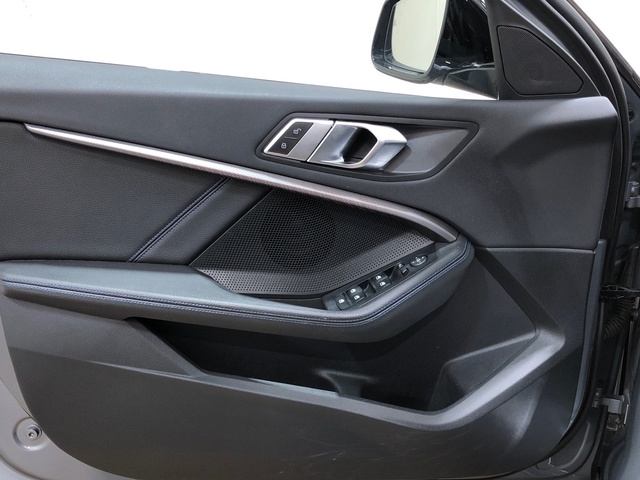 BMW Serie 1 M135i color Gris. Año 2022. 225KW(306CV). Gasolina. En concesionario Movilnorte El Plantio de Madrid