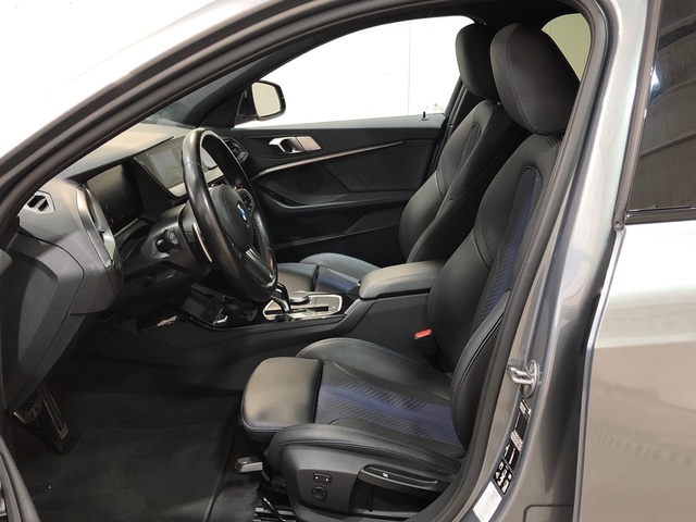 BMW Serie 1 M135i color Gris. Año 2022. 225KW(306CV). Gasolina. En concesionario Movilnorte El Plantio de Madrid
