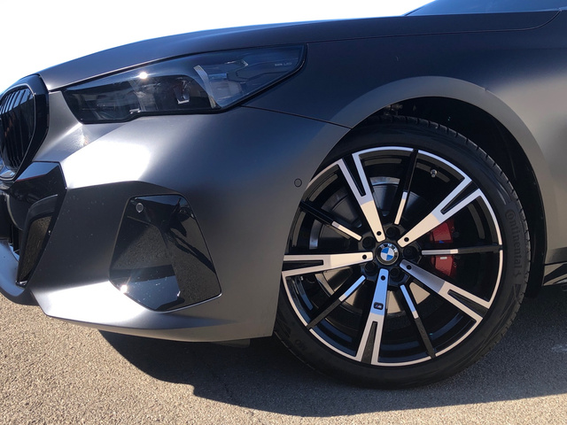 BMW Serie 5 520d color Gris. Año 2025. 145KW(197CV). Diésel. En concesionario Vehinter Getafe de Madrid