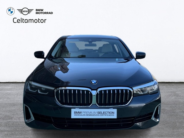 BMW Serie 5 520d color Gris. Año 2022. 140KW(190CV). Diésel. En concesionario Celtamotor Vigo de Pontevedra