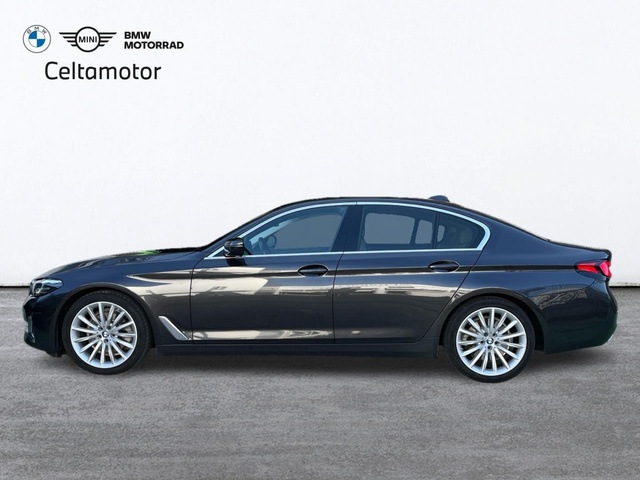 BMW Serie 5 520d color Gris. Año 2022. 140KW(190CV). Diésel. En concesionario Celtamotor Vigo de Pontevedra