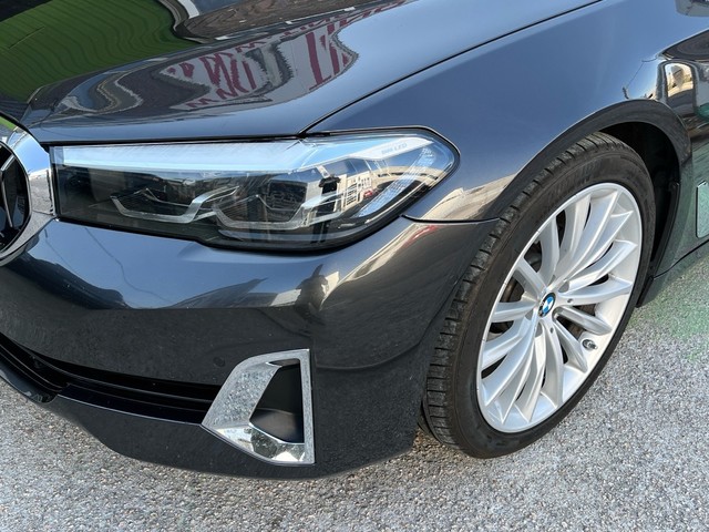 BMW Serie 5 520d color Gris. Año 2022. 140KW(190CV). Diésel. En concesionario Celtamotor Vigo de Pontevedra