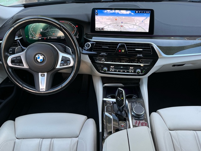 BMW Serie 5 520d color Gris. Año 2022. 140KW(190CV). Diésel. En concesionario Celtamotor Vigo de Pontevedra