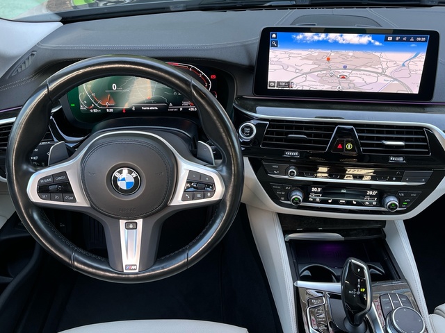 BMW Serie 5 520d color Gris. Año 2022. 140KW(190CV). Diésel. En concesionario Celtamotor Vigo de Pontevedra