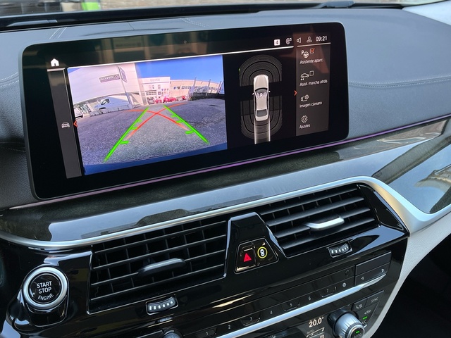BMW Serie 5 520d color Gris. Año 2022. 140KW(190CV). Diésel. En concesionario Celtamotor Vigo de Pontevedra