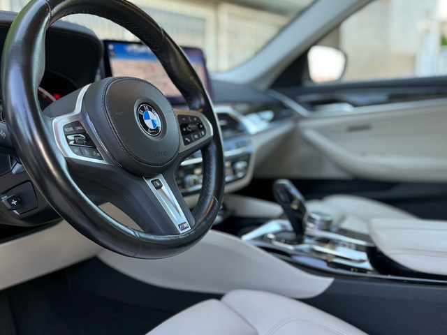 BMW Serie 5 520d color Gris. Año 2022. 140KW(190CV). Diésel. En concesionario Celtamotor Vigo de Pontevedra