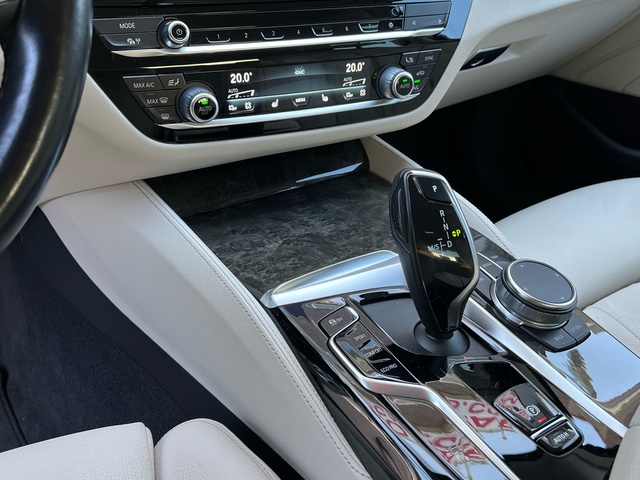 BMW Serie 5 520d color Gris. Año 2022. 140KW(190CV). Diésel. En concesionario Celtamotor Vigo de Pontevedra