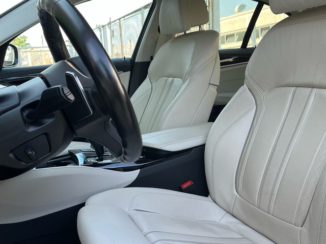 BMW Serie 5 520d color Gris. Año 2022. 140KW(190CV). Diésel. En concesionario Celtamotor Vigo de Pontevedra