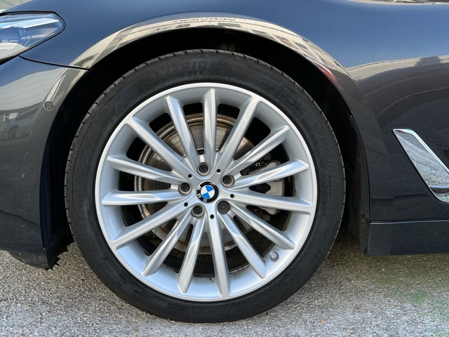 BMW Serie 5 520d color Gris. Año 2022. 140KW(190CV). Diésel. En concesionario Celtamotor Vigo de Pontevedra