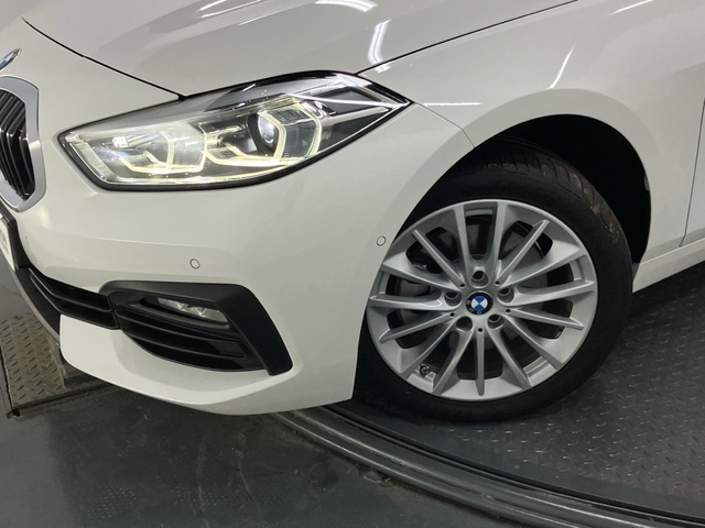 BMW Serie 1 118d color Blanco. Año 2024. 110KW(150CV). Diésel. En concesionario Proa Premium Palma de Illes Balears