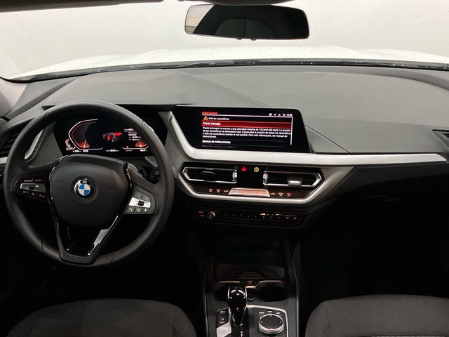 BMW Serie 1 118d color Blanco. Año 2024. 110KW(150CV). Diésel. En concesionario Proa Premium Palma de Illes Balears