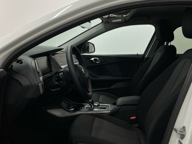 BMW Serie 1 118d color Blanco. Año 2024. 110KW(150CV). Diésel. En concesionario Proa Premium Palma de Illes Balears