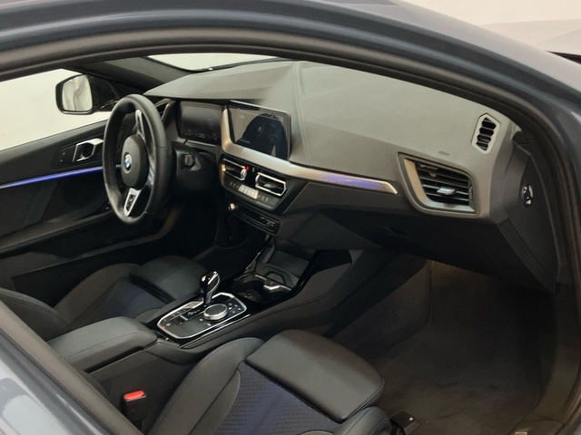BMW Serie 1 118d color Gris. Año 2024. 110KW(150CV). Diésel. En concesionario Proa Premium Palma de Illes Balears