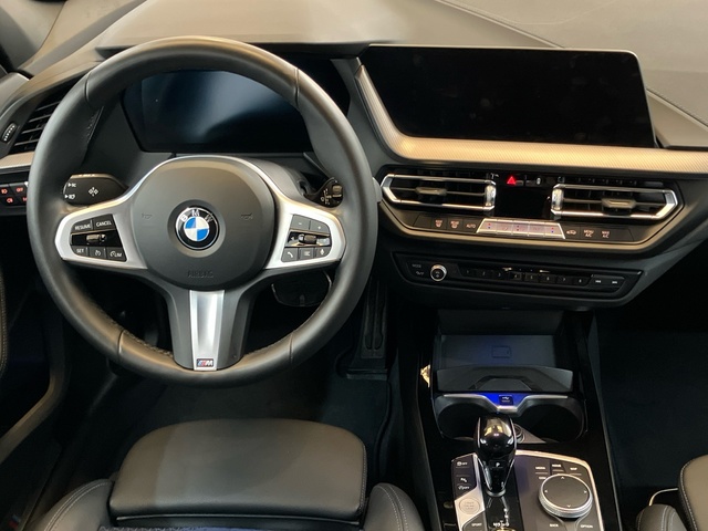 BMW Serie 1 118d color Gris. Año 2024. 110KW(150CV). Diésel. En concesionario Proa Premium Palma de Illes Balears