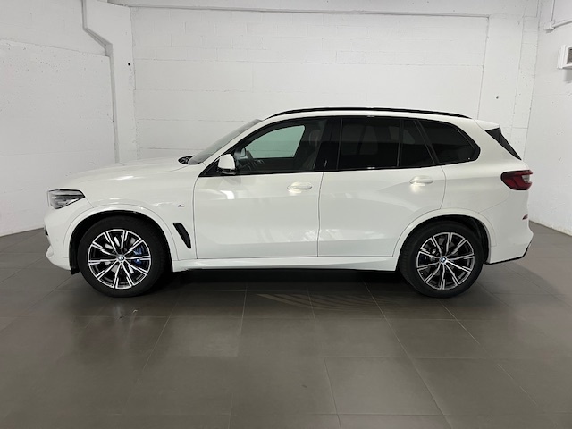 BMW X5 xDrive30d color Blanco. Año 2021. 210KW(286CV). Diésel. En concesionario Amiocar S.A. de Coruña