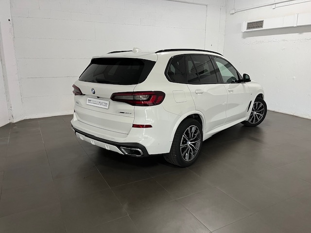 BMW X5 xDrive30d color Blanco. Año 2021. 210KW(286CV). Diésel. En concesionario Amiocar S.A. de Coruña