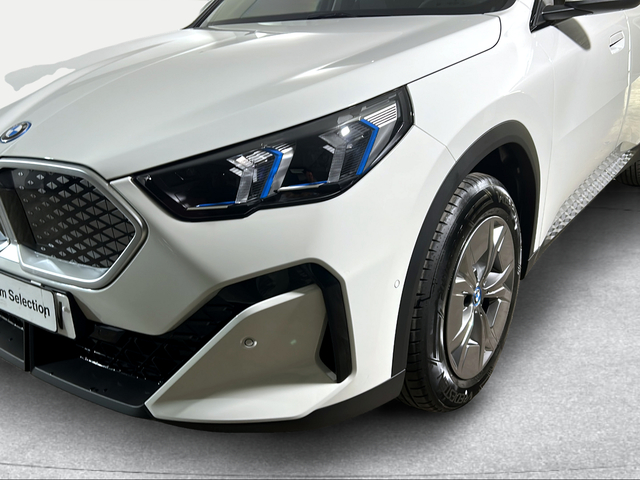 BMW iX2 xDrive30 color Blanco. Año 2025. 230KW(313CV). Eléctrico. En concesionario San Pablo Motor | Su Eminencia de Sevilla