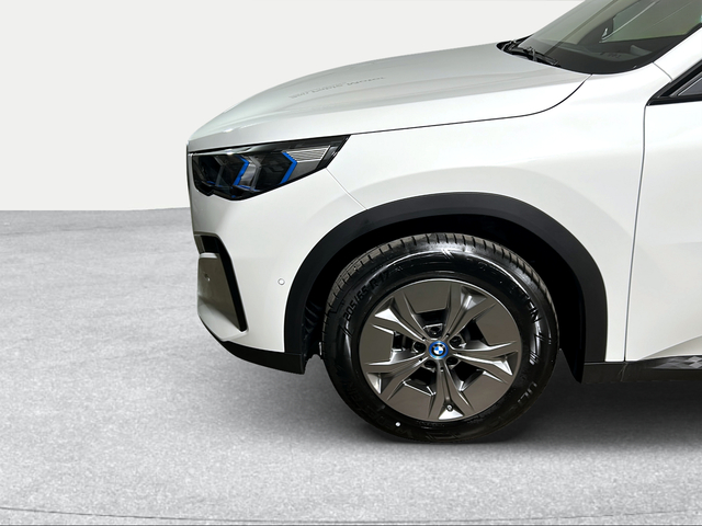 BMW iX2 xDrive30 color Blanco. Año 2025. 230KW(313CV). Eléctrico. En concesionario San Pablo Motor | Su Eminencia de Sevilla