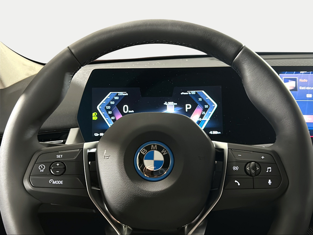 BMW iX2 xDrive30 color Blanco. Año 2025. 230KW(313CV). Eléctrico. En concesionario San Pablo Motor | Su Eminencia de Sevilla
